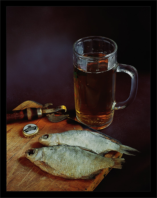 Рыба пьет пиво. Натюрморт с воблой. Пиво вобла.